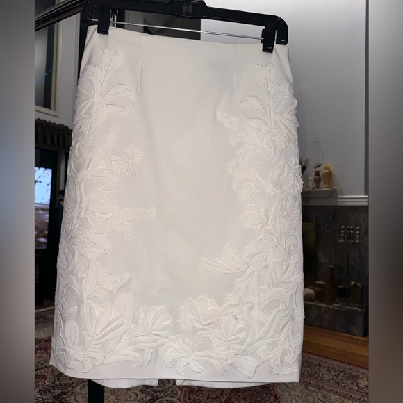 WHBM white skirt appliqué flowers. Size 4. Cotton blend. Used good conditionion - Picture 1 of 6